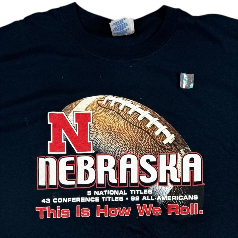 Vintage Nebraska NCAA Football This Is How We Roll Huskers T-shirt Men’s L NWT
